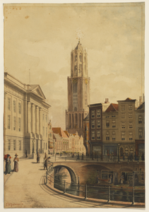 30546 Gezicht op de Stadhuisbrug te Utrecht uit het noordwesten met links het stadhuis, rechts de voorgevels van enkele ...